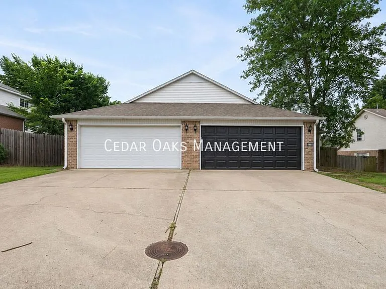 2967 W Glenmeadow Dr — Photo 2