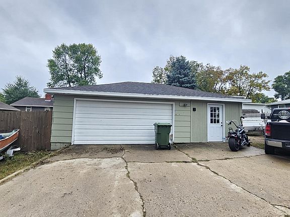 4th image of 211 10th Ave NE