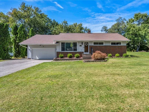 8282 Fairlane Dr, Macedonia, OH 44056