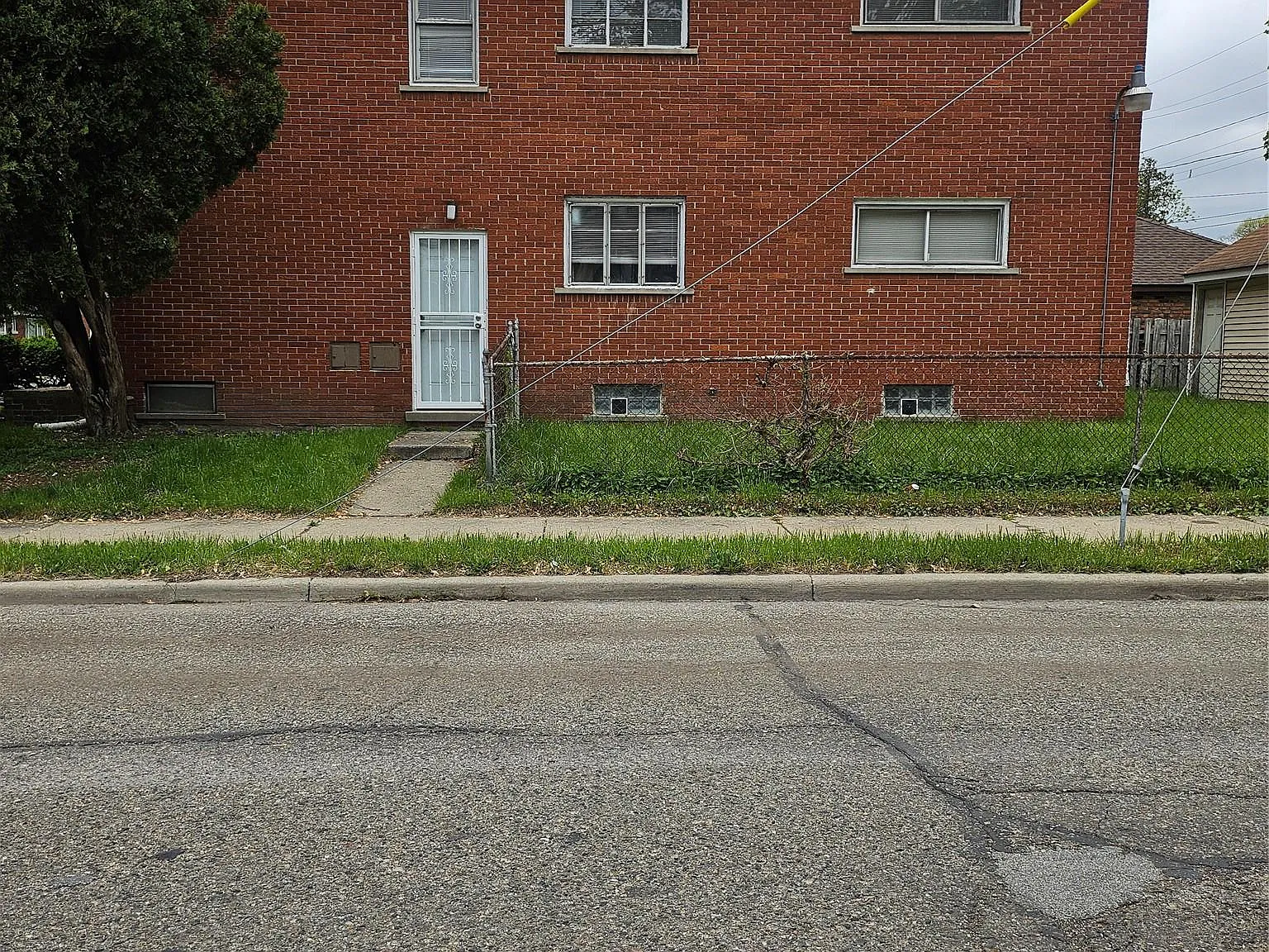 2 bed, 1.0 bath, 1050 sqft, $1,100 — Photo 2
