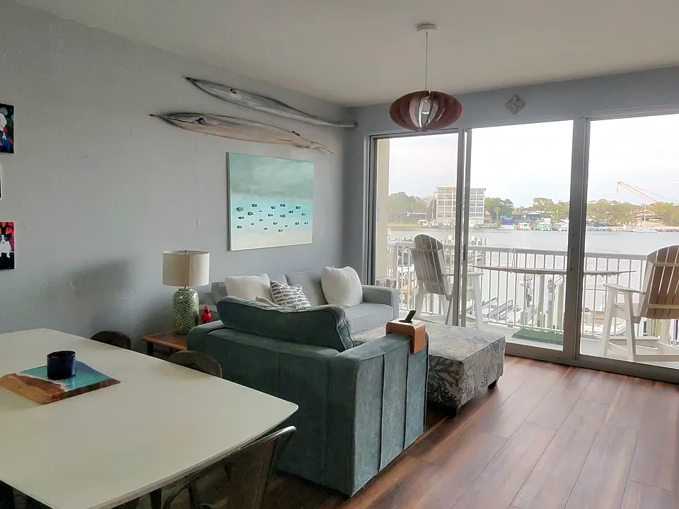 321 Bream Ave #207
