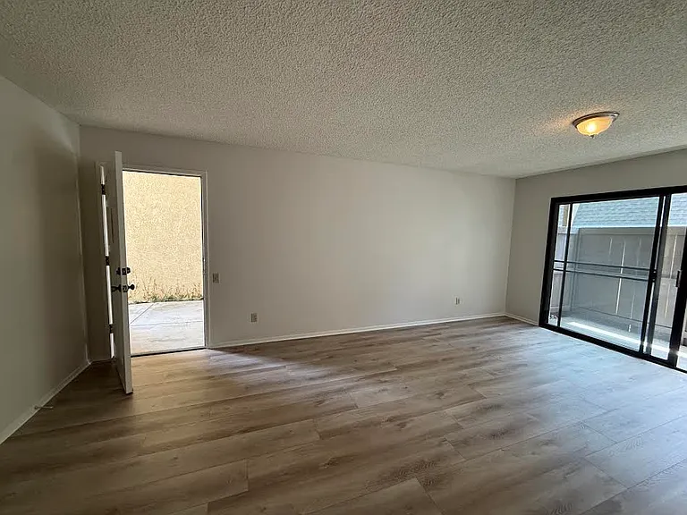 1001 E Cypress Ave — Photo 4