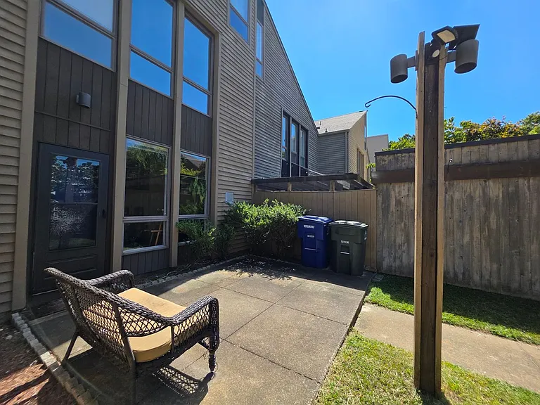 717 Botetourt Gdns — Photo 24