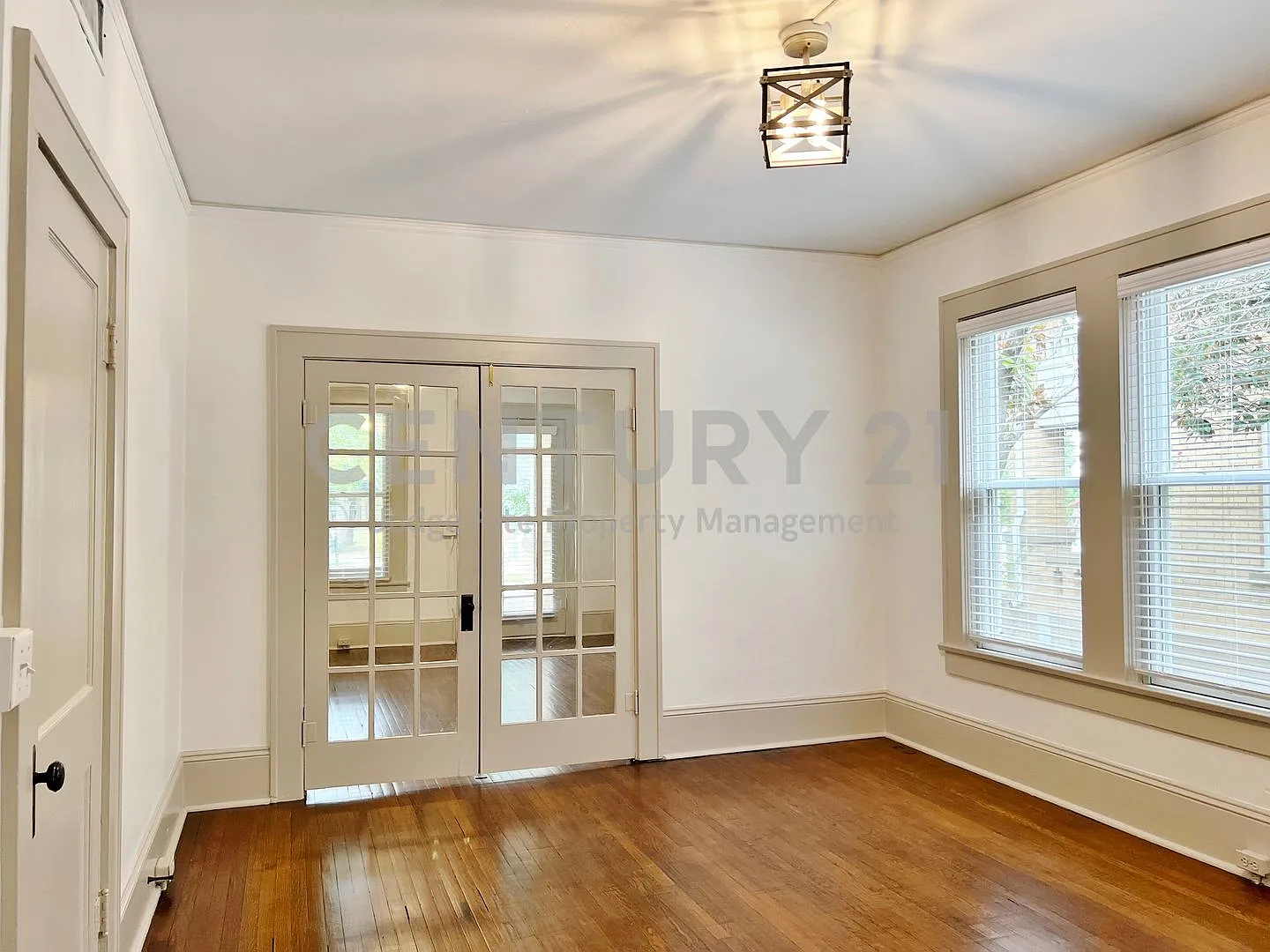 Gorgeous, Ground Floor 2/1 Apartment in Waxahachie For Rent! — Photo 3