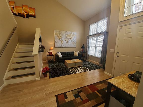 4th image of 109 Lake Hickory Ct