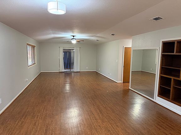 3rd image of 415 Wichita St