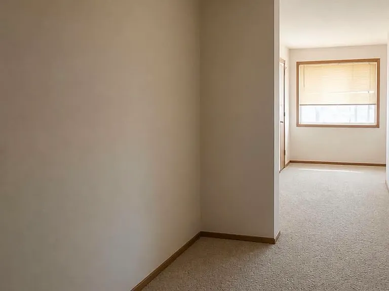 501 Manchester Ln — Photo 15