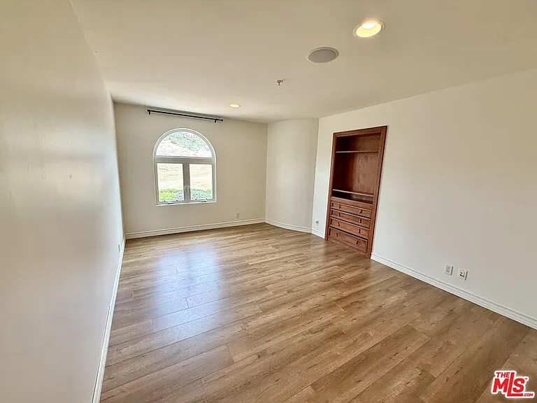 10827 Pacific View Dr — Photo 32