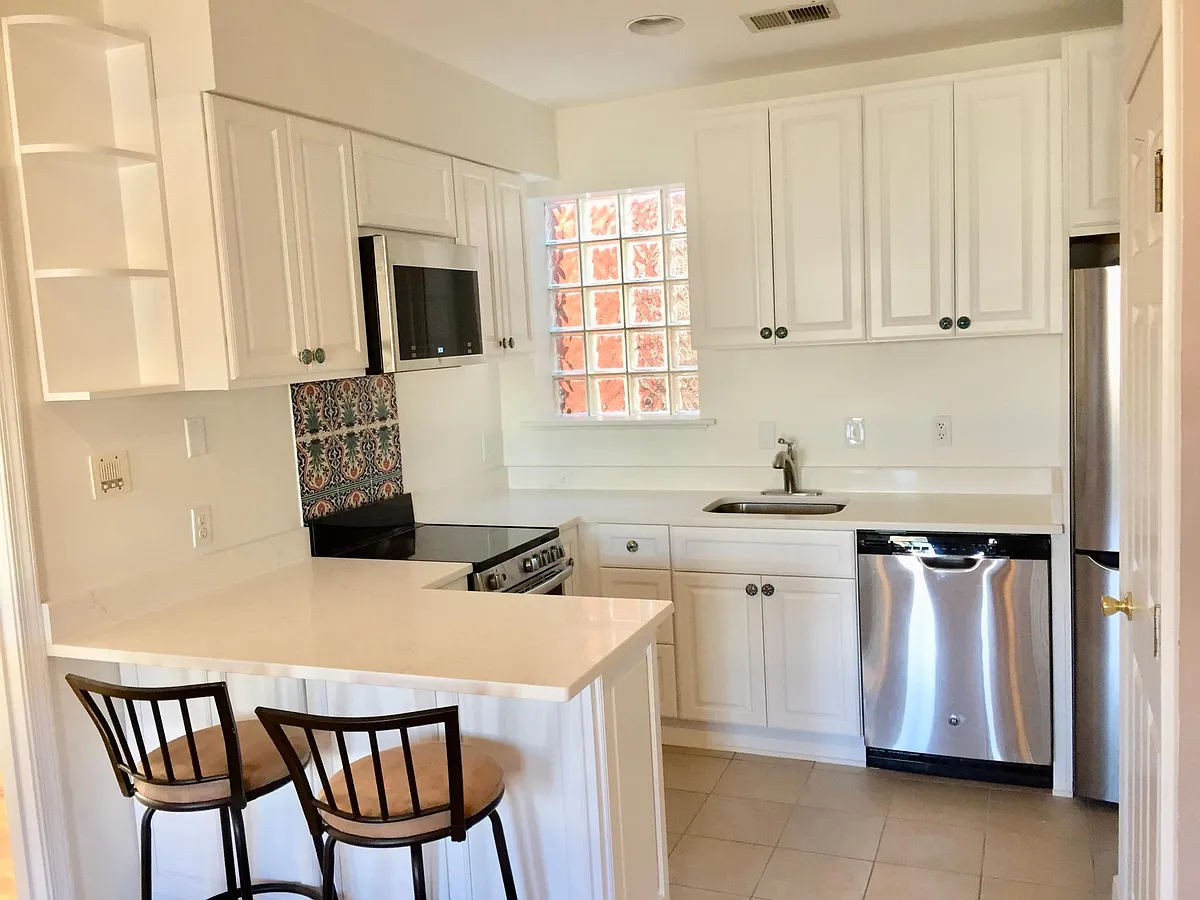 Renovated kitchen - 661 Morris Pl NE #5