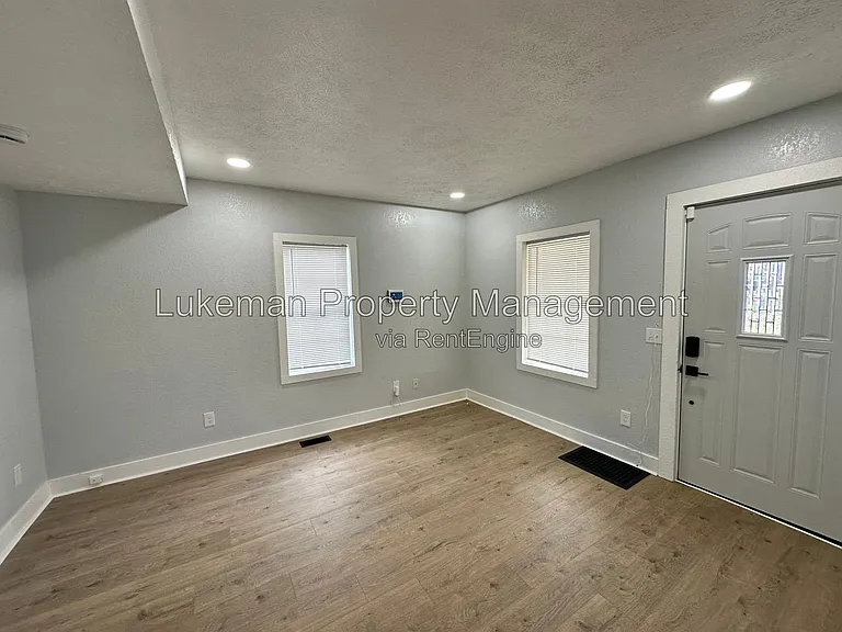 215 E North St — Photo 4