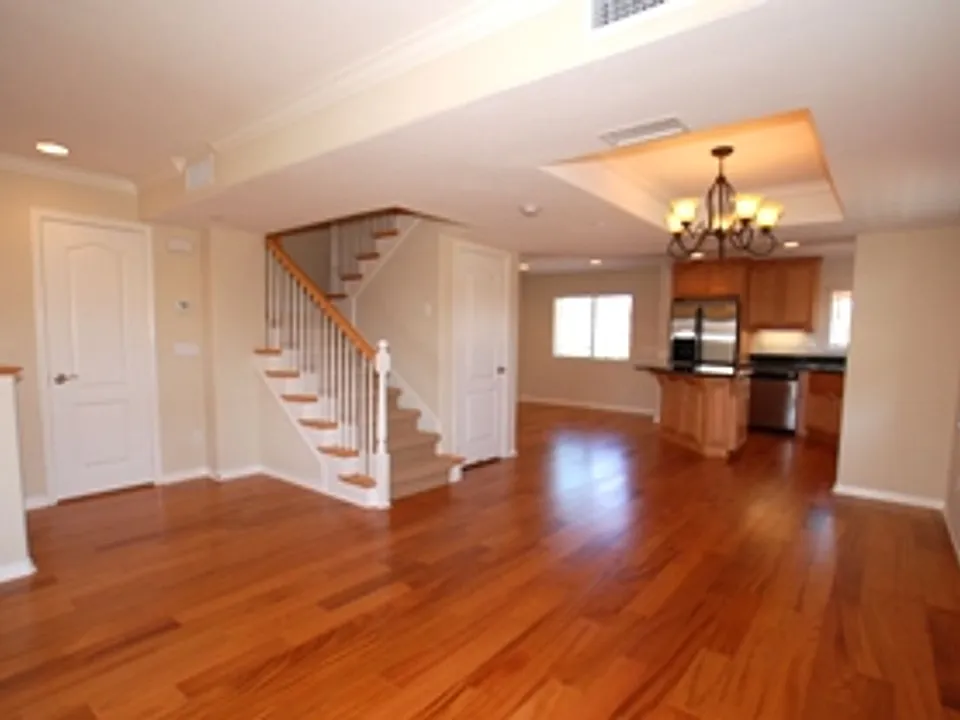 1045 Loretta Ln