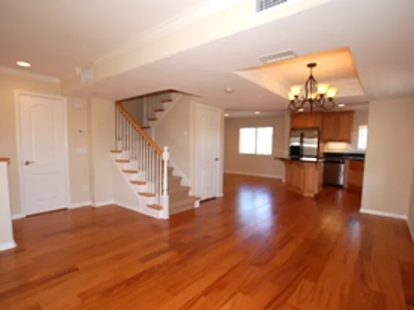 1045 Loretta Ln, Carlsbad, CA 92008