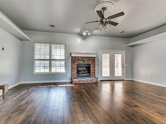 5th image of 305 S Wyndemere Lakes Dr
