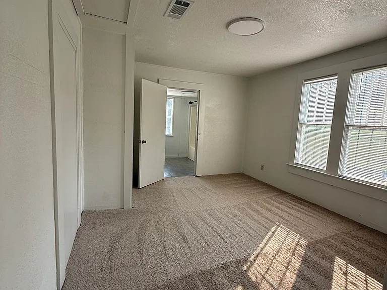 231 N Cotton St — Photo 5