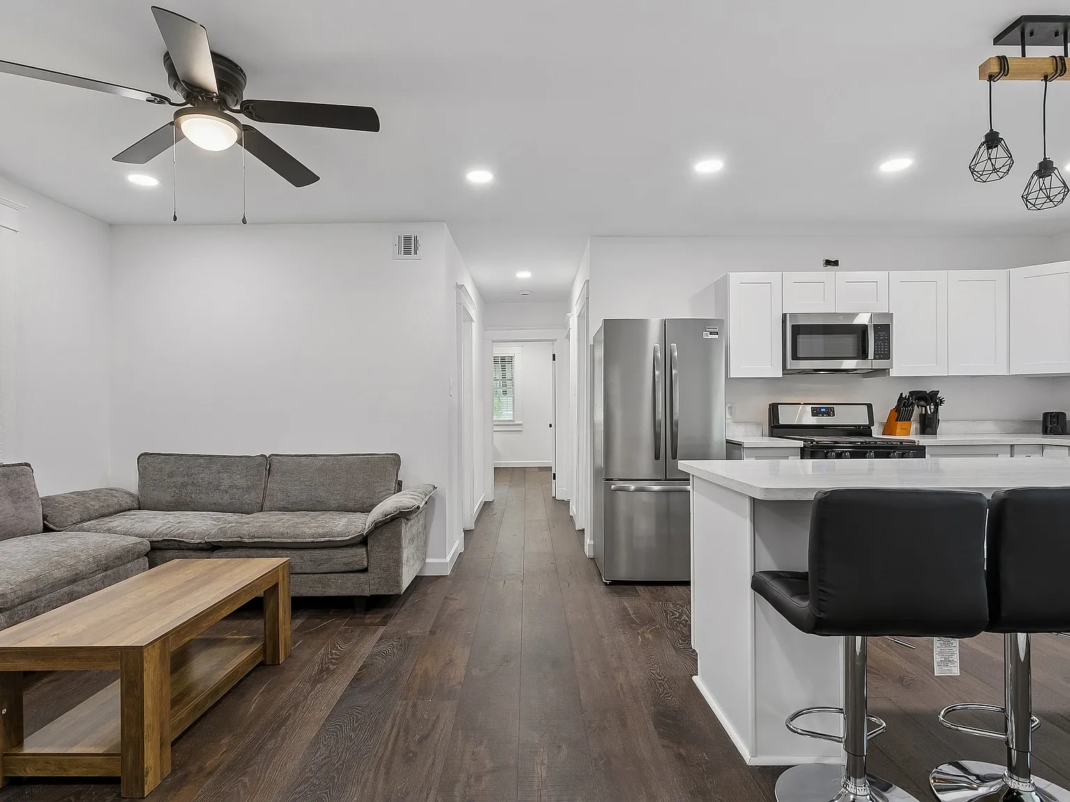 3 bed, 1119 sqft, $4,200 — Photo 2
