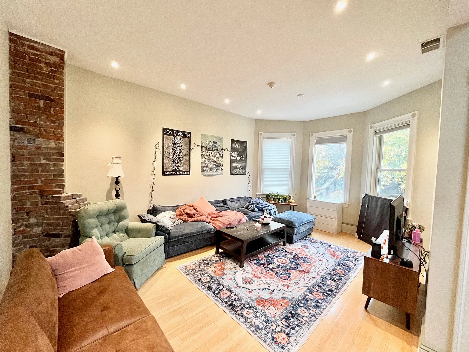 4 bed, 9999 sqft, $6,000 — Photo 2