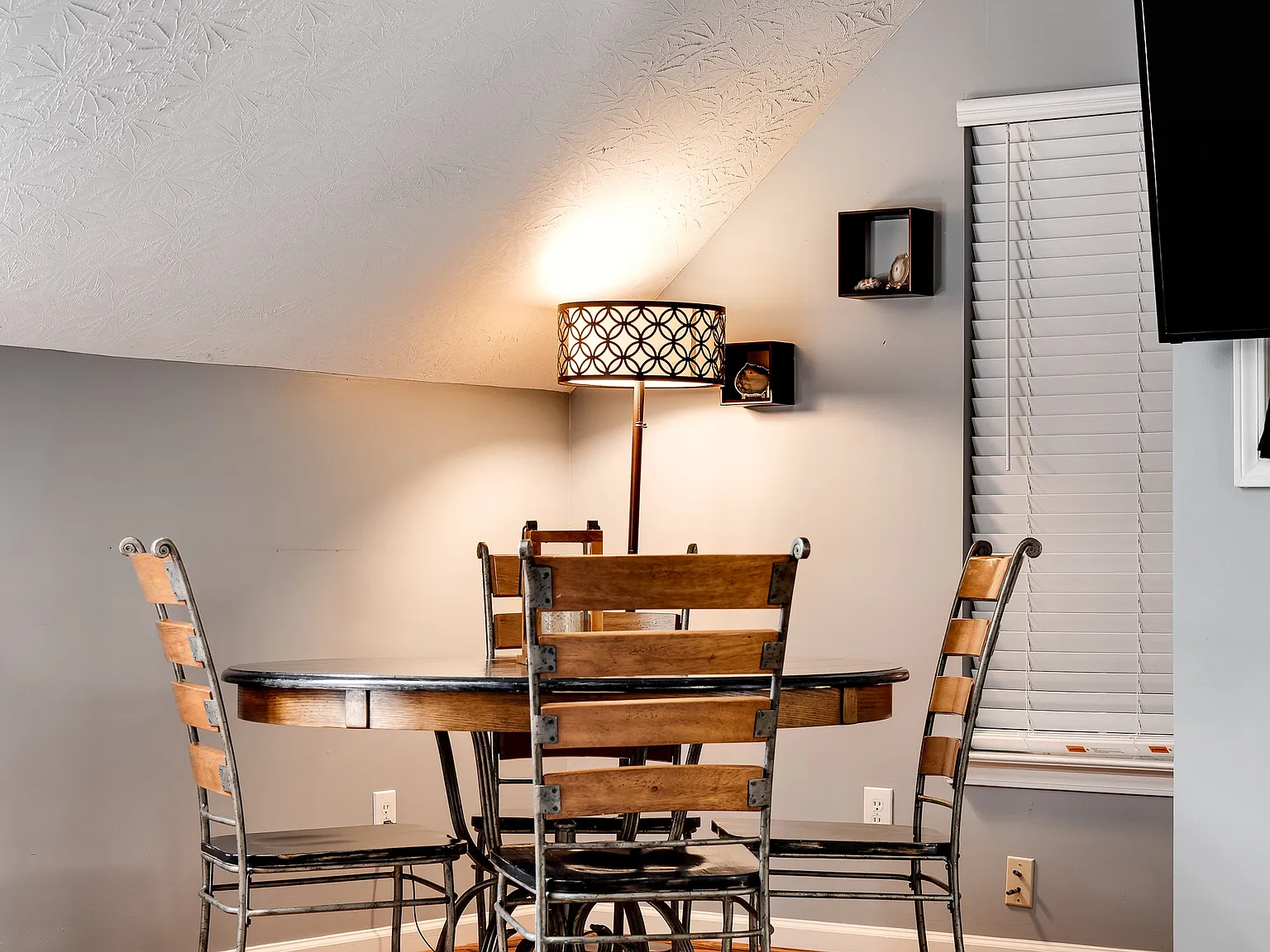 2 bed, 1200 sqft, $2,400 — Photo 4