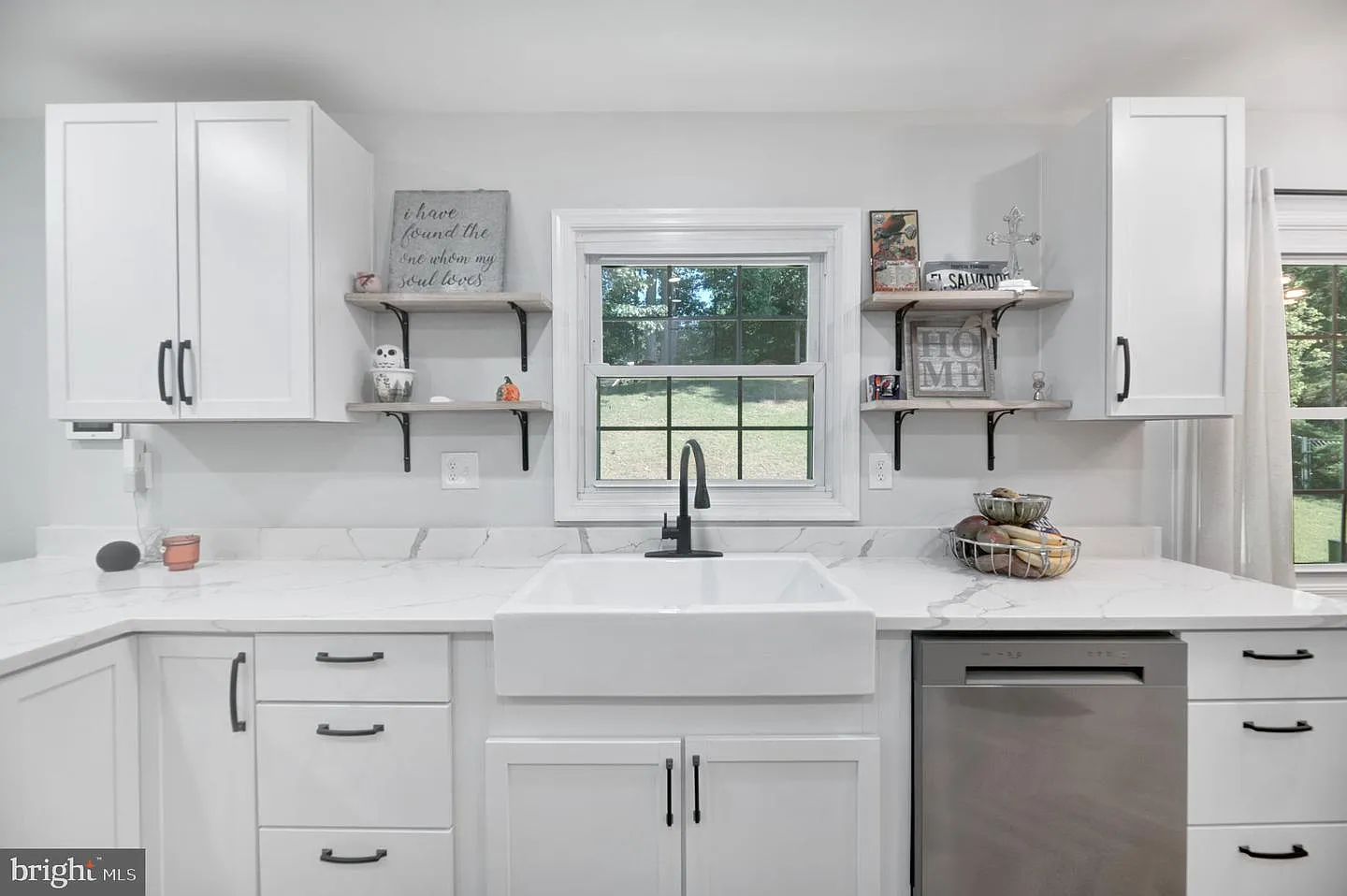 4 bed, 2.5 bath, 2370 sqft, $3,500 — Photo 3