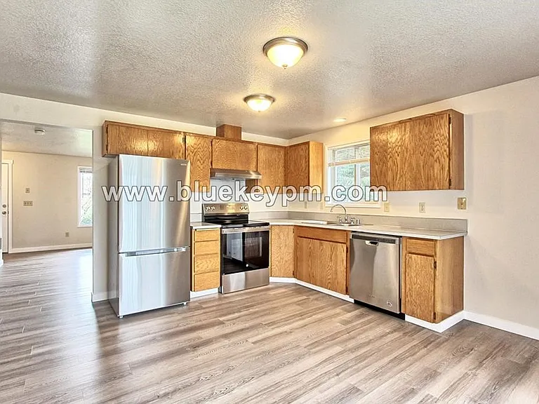 14005 NE 70th St — Photo 6