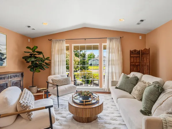 35 Scholarship Way, Medford, OR 97501