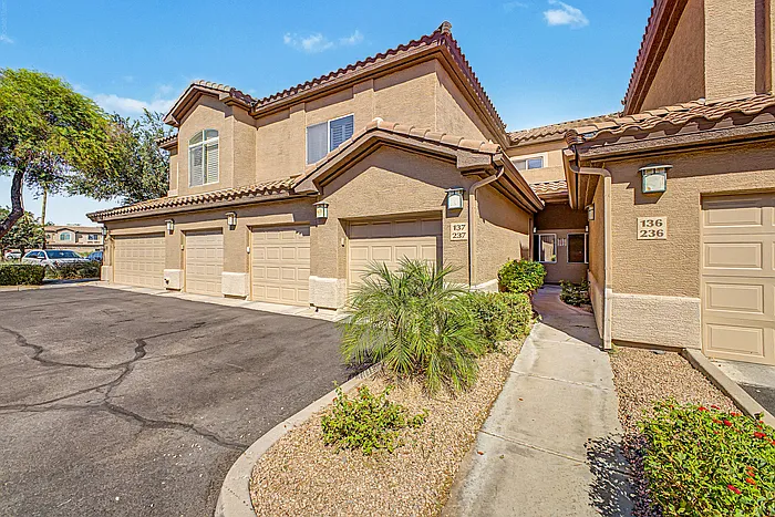2 bed, 2.0 bath, 1299 sqft, $1,900 — Photo 3