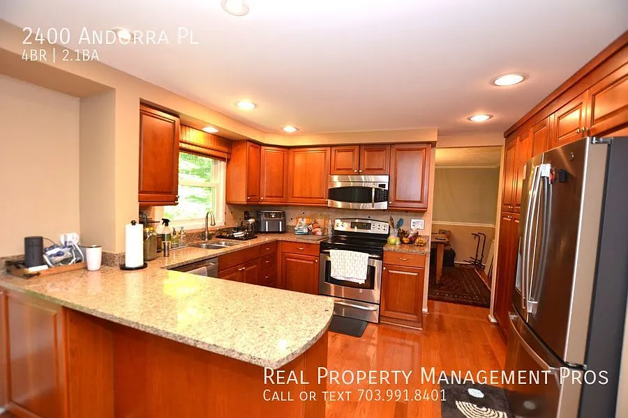 Updated 4 bedroom 2.5 bath home For rent In The heart of Reston! — Photo 4