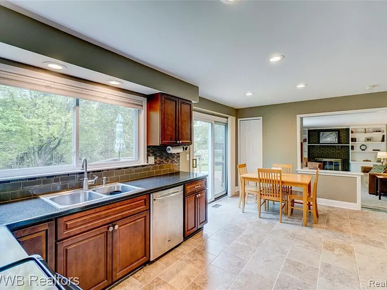 5591 Kingsfield Dr — Photo 17