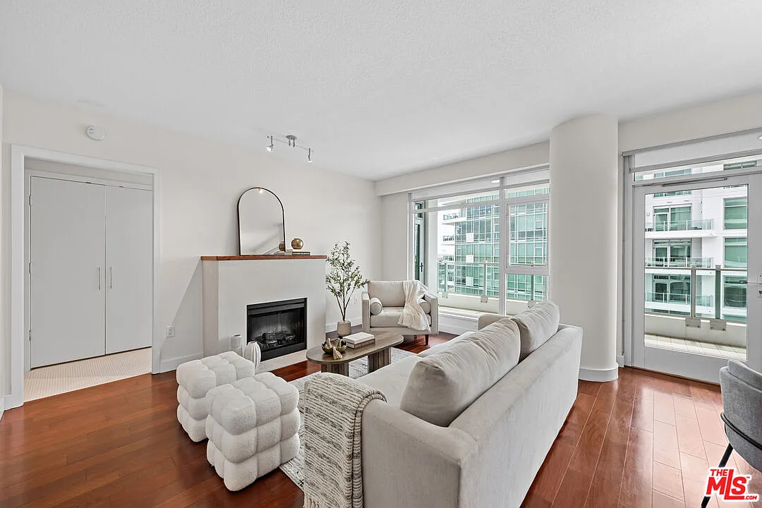 2 bed, 2.0 bath, 1350 sqft, $5,300 — Photo 2