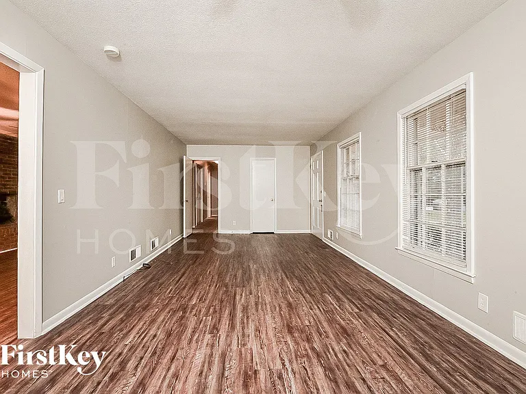 788 S Pine St NE — Photo 3