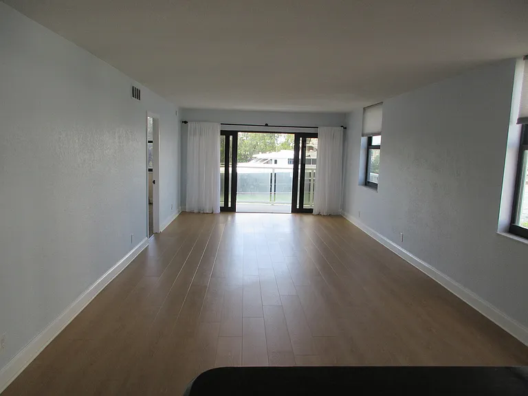 1401 N Riverside Dr #307 — Photo 12