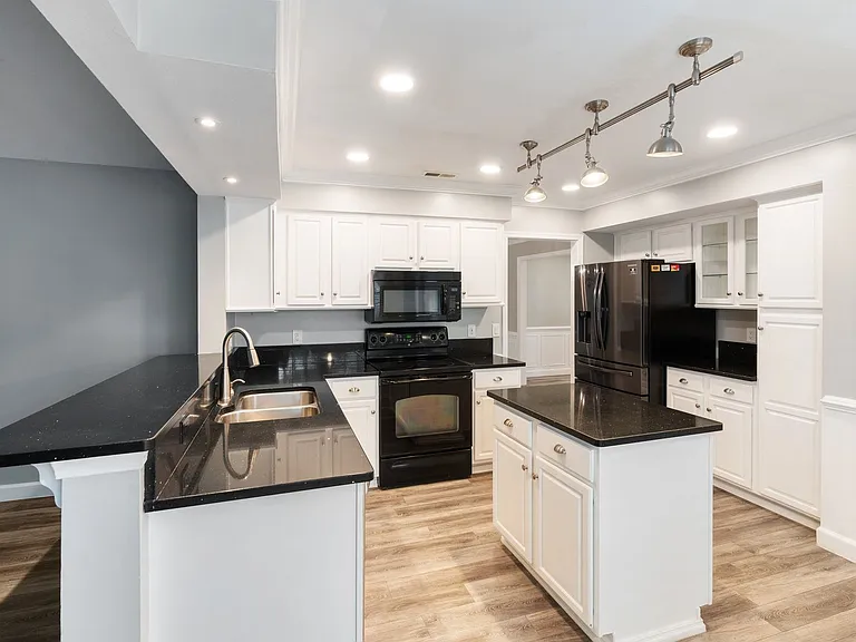 412 Peachtree Ln — Photo 12