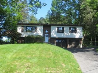 66 Old Farms Rd, Poughkeepsie, NY 12603