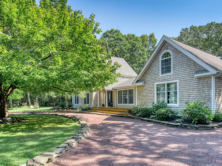 1532 Noyack Rd — Photo 13