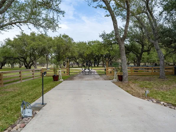 1630 16th St, Rockport, TX 78382