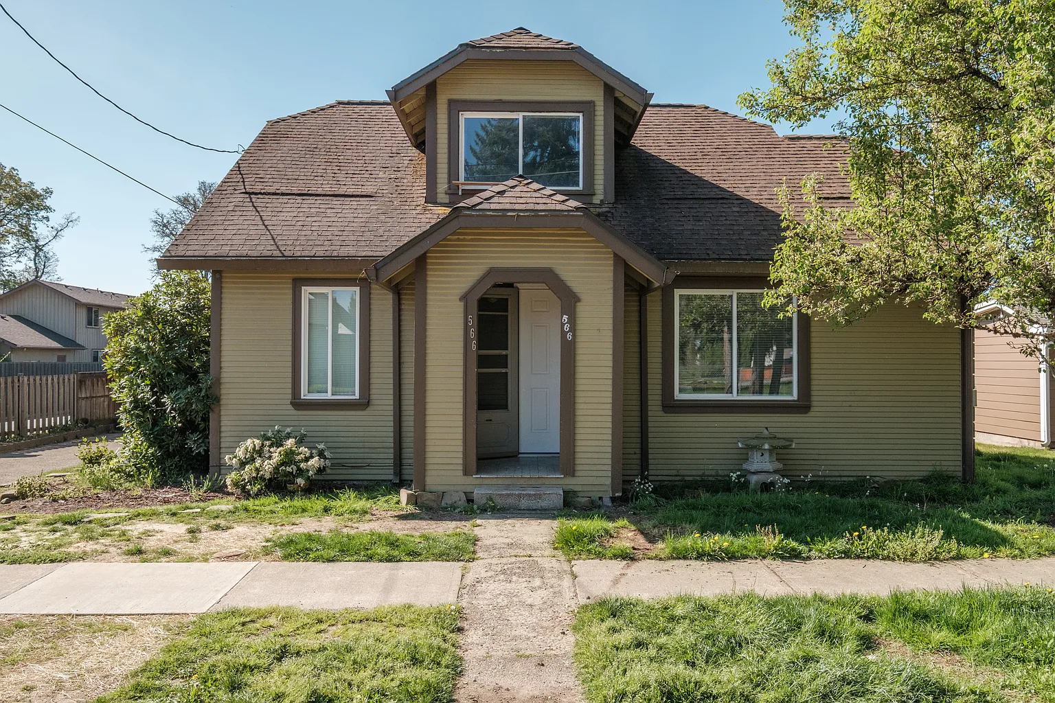 566 W Ida St photo 1