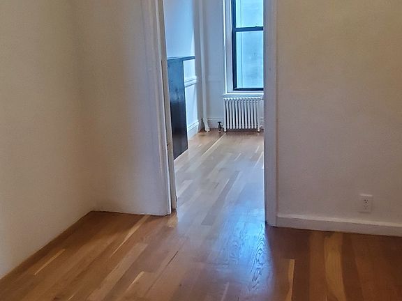 4th image of 554 W 50th St APT 4RE