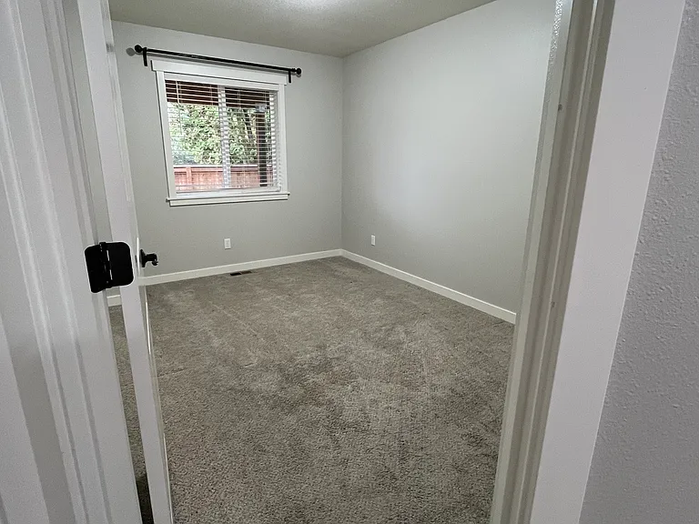 607 W 1st St #2 — Photo 7