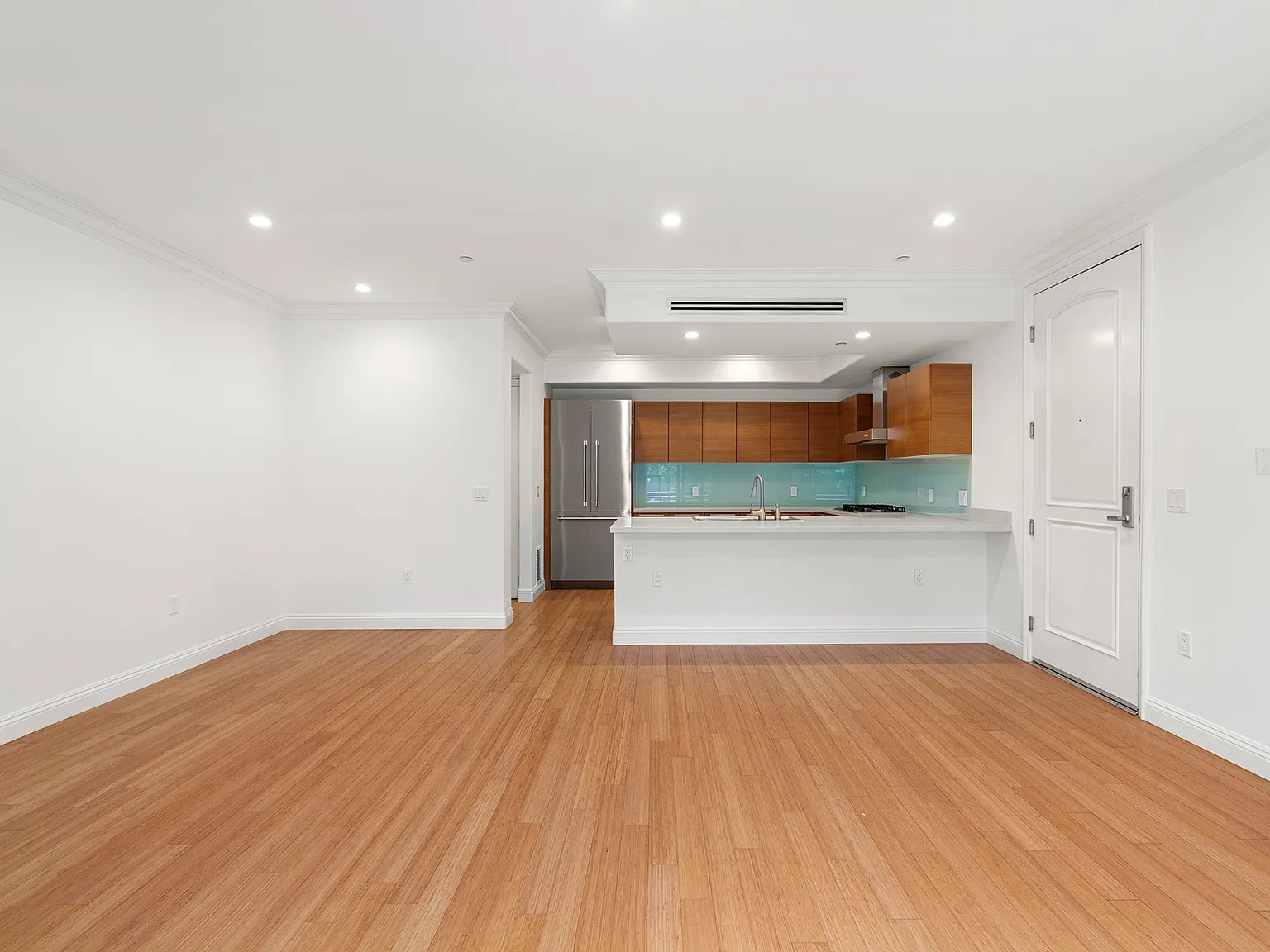 3 bed, 1320 sqft, $5,850 — Photo 2