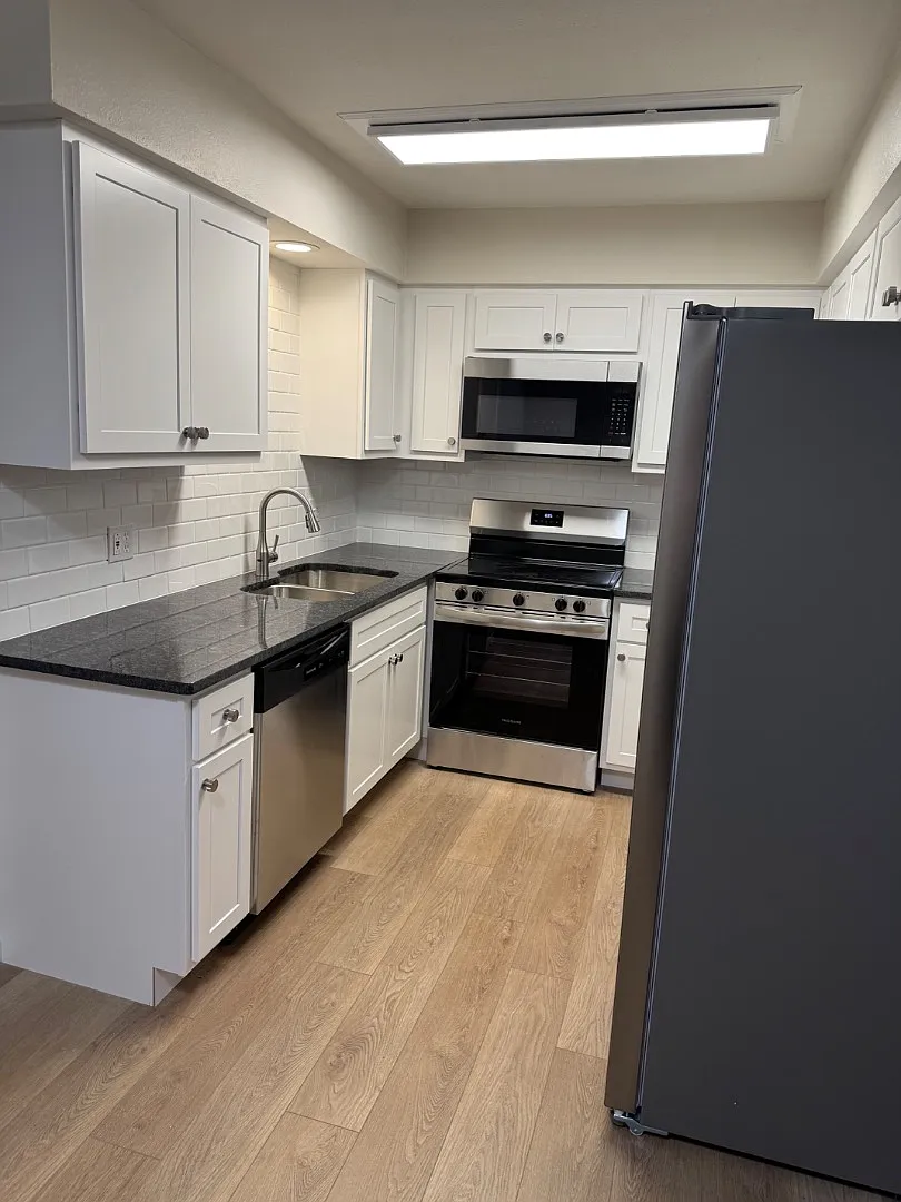 185 Parkview Dr APT 2 photo 1