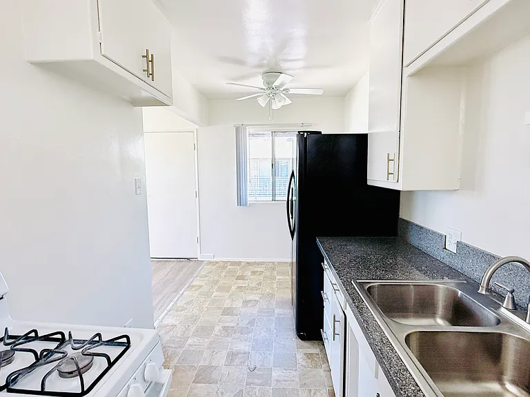 13635 Runnymede St #8 — Photo 5