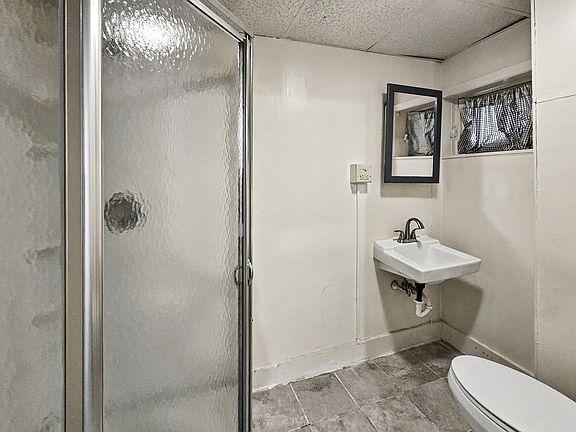 5th image of 122 Willow St APT 1