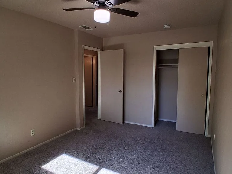 5780 N. 8th St. Duplex — Photo 9