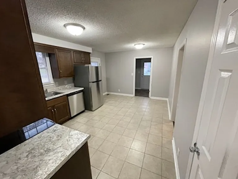 907 Ryan Dr — Photo 4