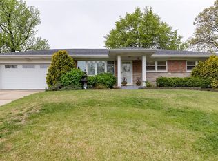 8823 Crest Oak Ln, Saint Louis, MO 63126