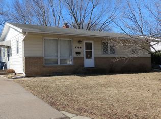 2706 Greenway Dr, Bettendorf, IA 52722