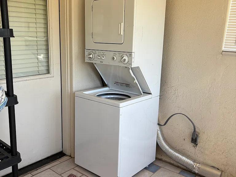 washer/dryer included