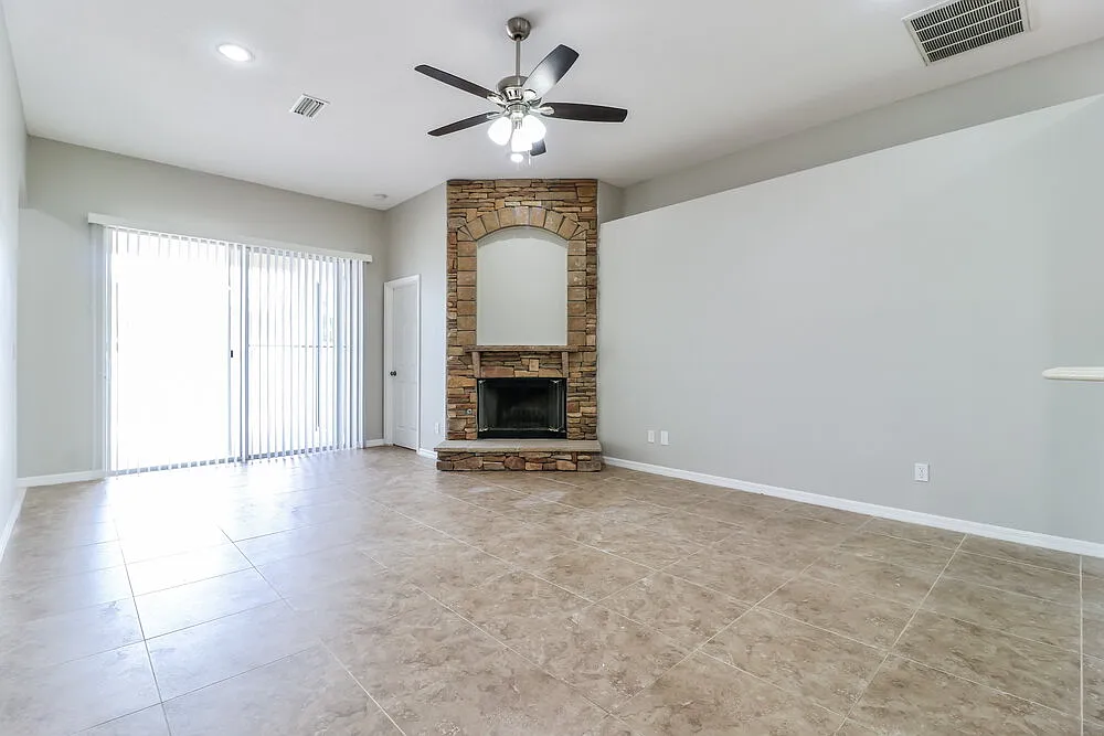 4 bed, 2.0 bath, 2110 sqft, $2,200 — Photo 3
