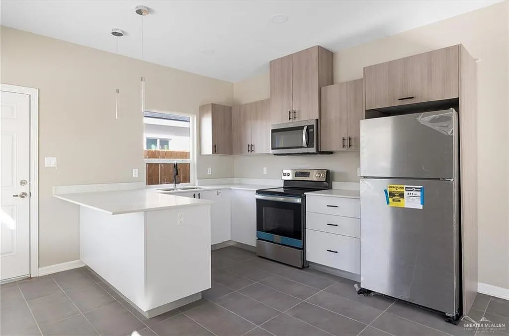 3 bed, 2.0 bath, 1068 sqft, $1,100 — Photo 4