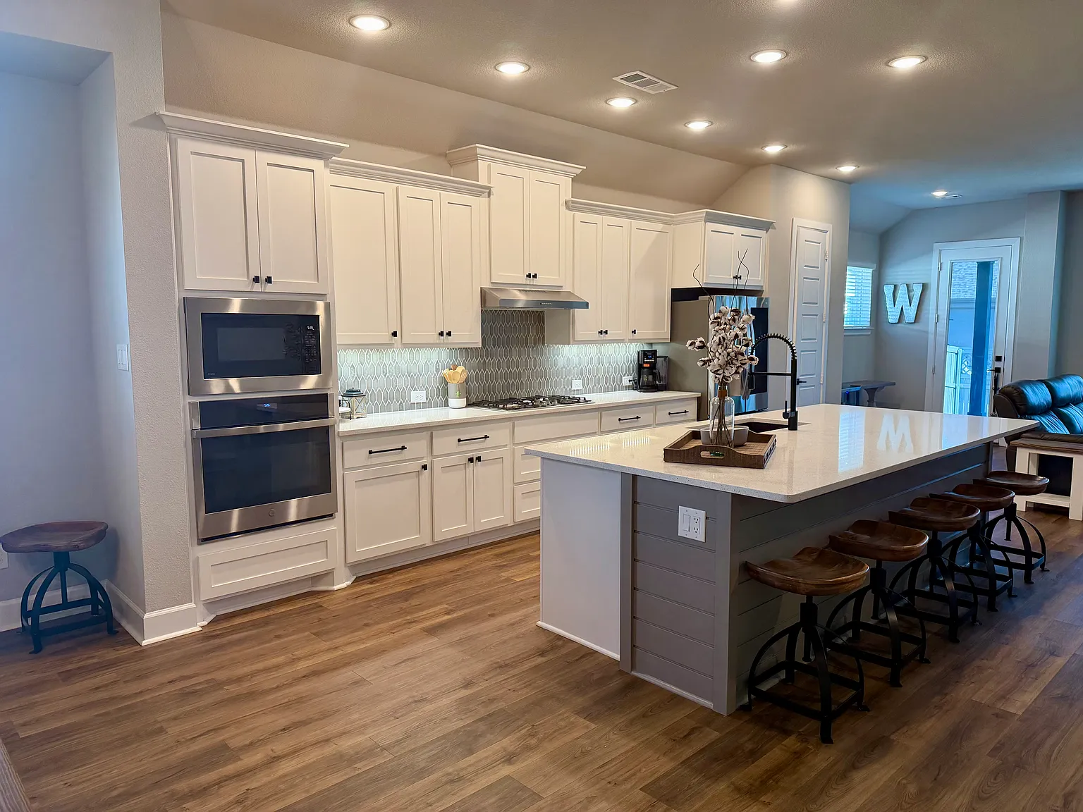 3 bed, 2206 sqft, $3,200 — Photo 4