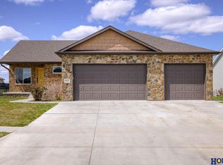 921 Terrace View Dr, Hickman, NE 68372